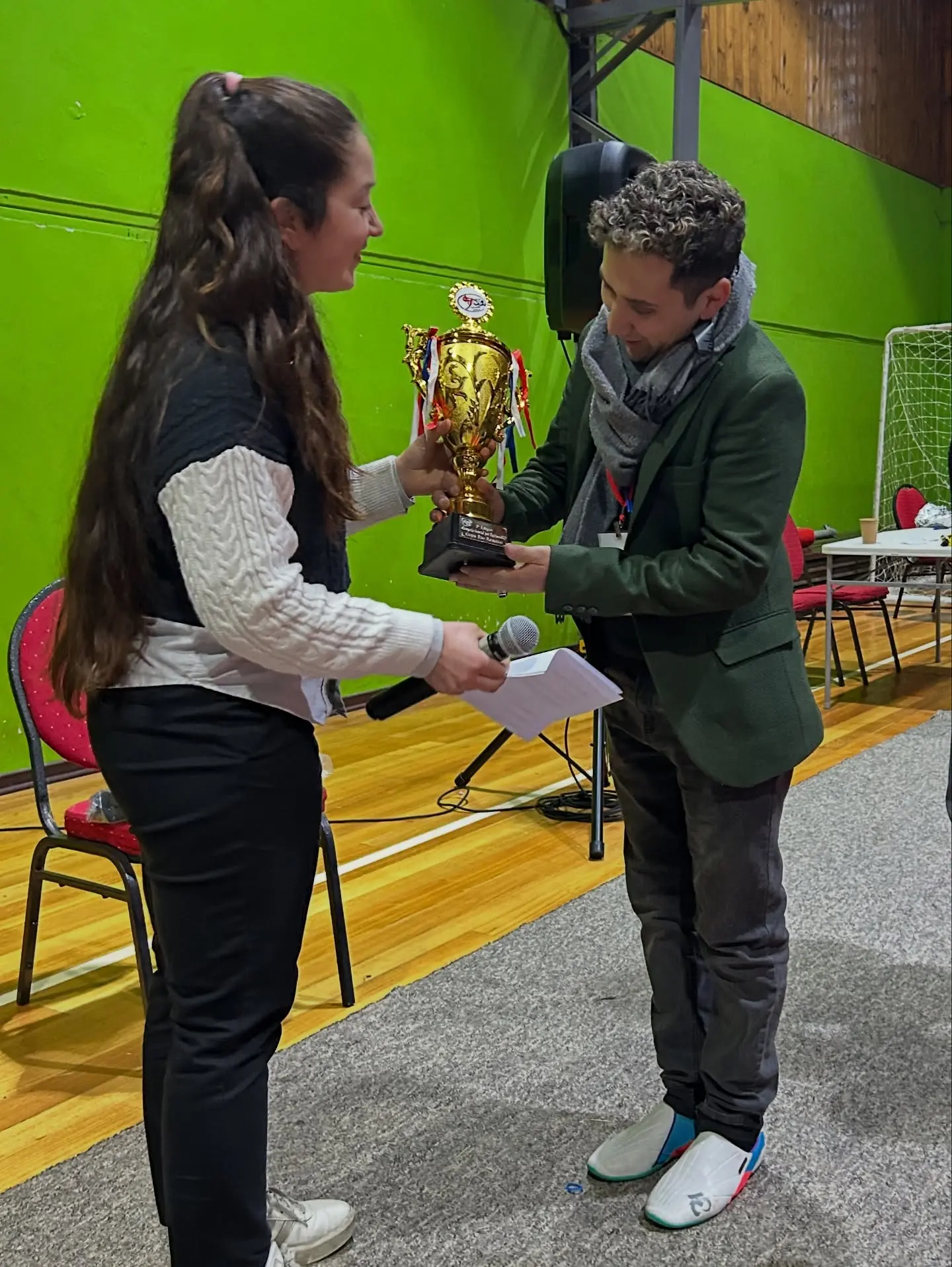 Lisandro Illesca recibiendo reconocimiento como conferencista