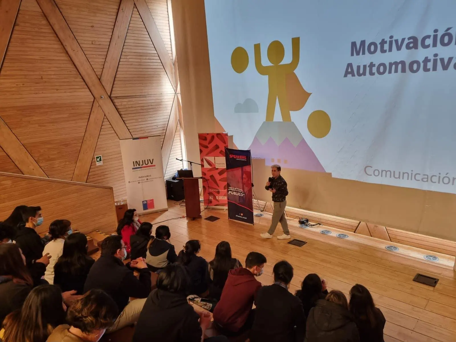 Lisandro Illesca dictando conferencia con audiencia