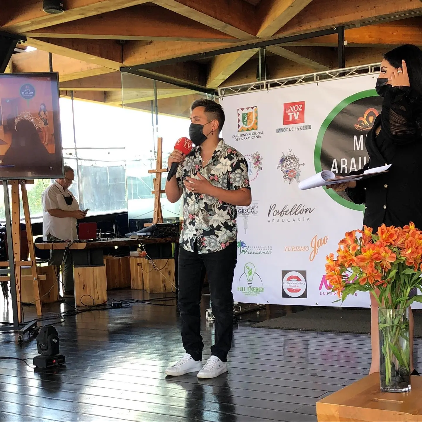 Lisandro Illesca presentando en evento empresarial