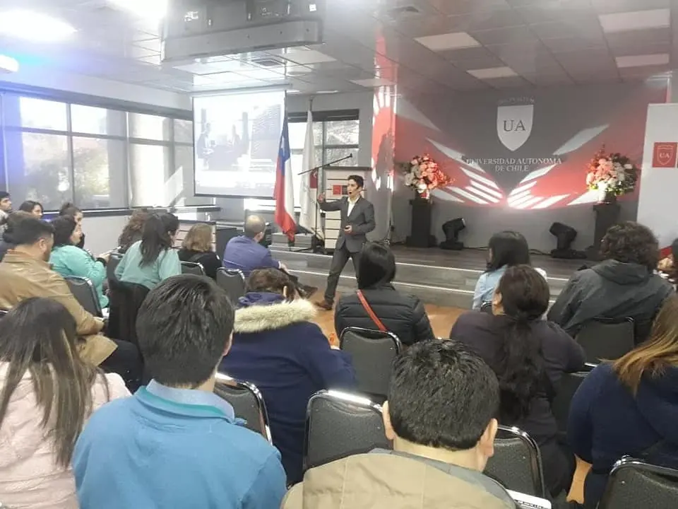 Conferencia de Lisandro Illesca en universidad